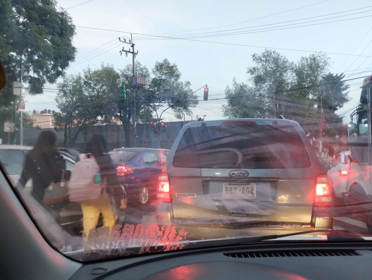 TiaLolo80s's tweet photo. @TlalpanVecinos #Tlalpan 
Hasta cuándo van a atender Av. Corregidora e Insurgentes? PEATONES en riesgo x Autos circulando en sentido contrario dando vuelta prohibida en Insurgentes Colapsan Ayuntamiento e insurgentes hacia el norte y sur!
ATIENDAN antes q haya ACCIDENTE GRAVE @UCS_GCDMX https://t.co/TD3OZAgdaI
