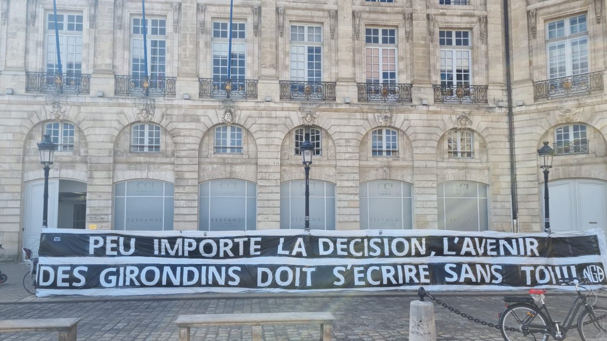WebGirondins (@webgirondins) on Twitter photo 📢 Banderole des <a href="/northgateoff/">North Gate Bordeaux</a> devant le tribunal de commerce de #Bordeaux qui donne le ton à Gérard Lopez. Il pourrait être présent physiquement lors de cette audience.
👉 « Peu importe la décision, l’avenir des #Girondins doit s’écrire sans toi !!! » 📢 Banderole des <a href="/northgateoff/">North Gate Bordeaux</a> devant le tribunal de commerce de #Bordeaux qui donne le ton à Gérard Lopez. Il pourrait être présent physiquement lors de cette audience.
👉 « Peu importe la décision, l’avenir des #Girondins doit s’écrire sans toi !!! »
