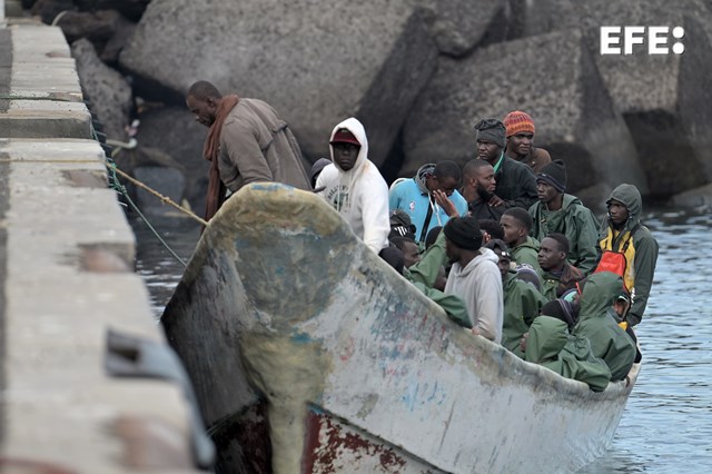 EFE Canarias (@efe_canarias) on Twitter photo Rescatados 122 inmigrantes que iban en dos cayucos en aguas cercanas a #Tenerife y #ElHierro, entre ellos dos mujeres y un menor.
📸 EFE/Alberto Valdés y Gelmert Finol
efe.com/canarias/2024-… Rescatados 122 inmigrantes que iban en dos cayucos en aguas cercanas a #Tenerife y #ElHierro, entre ellos dos mujeres y un menor.
📸 EFE/Alberto Valdés y Gelmert Finol
efe.com/canarias/2024-…