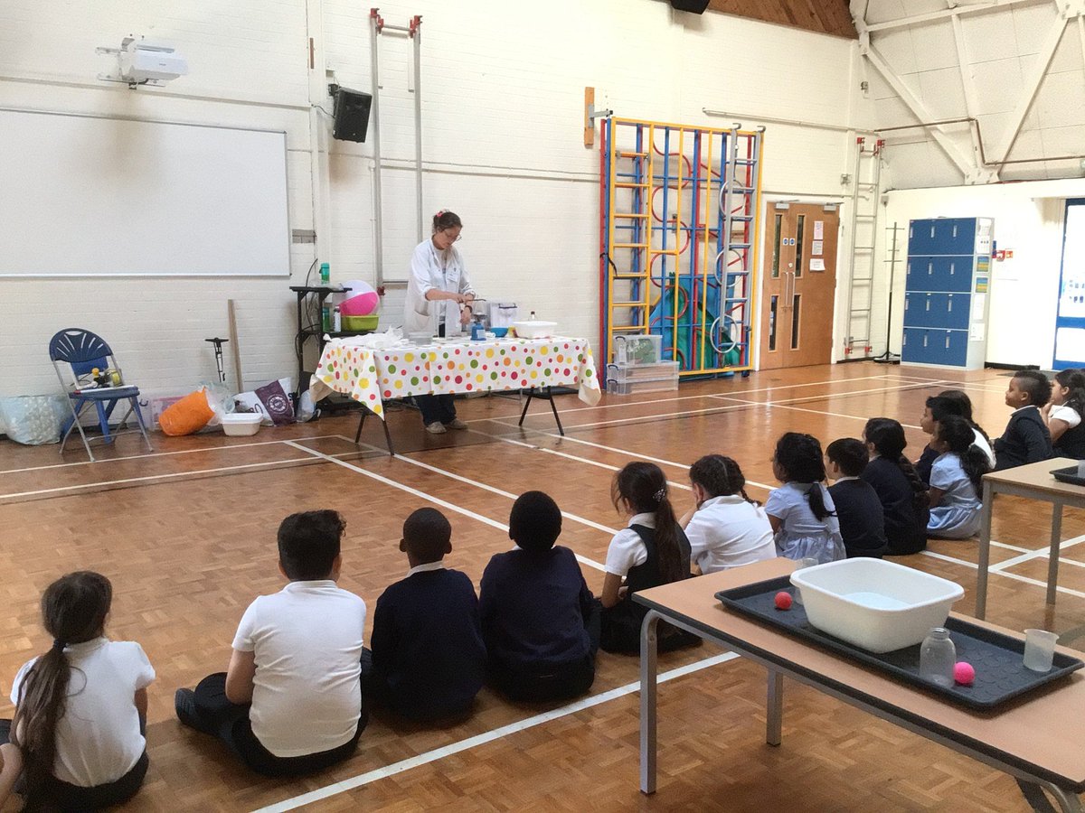 HandfordHallPS's tweet image. Year 3 students are having a ball....
#FabScience