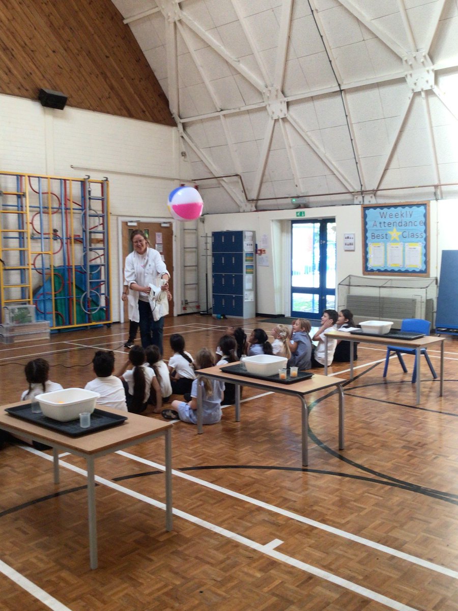 HandfordHallPS's tweet image. Science is very interesting! We love exploring and learning new things!
#FabScience
#Year3