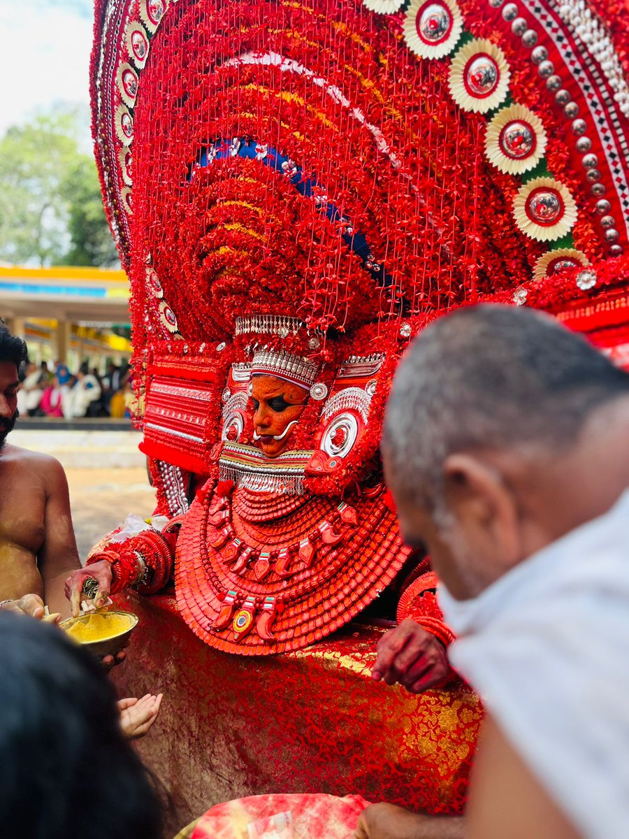 Ente__Keralam's tweet photo. Theyyam: Dance that connects humans with the divine. Witness the magic and spiritual power of this living tradition of Malabar region of Kerala. #Theyyam #KeralaCulture #ExploreKerala #KeralaHeritage #Stateofharmony #travel https://t.co/IT8OAzgCMX