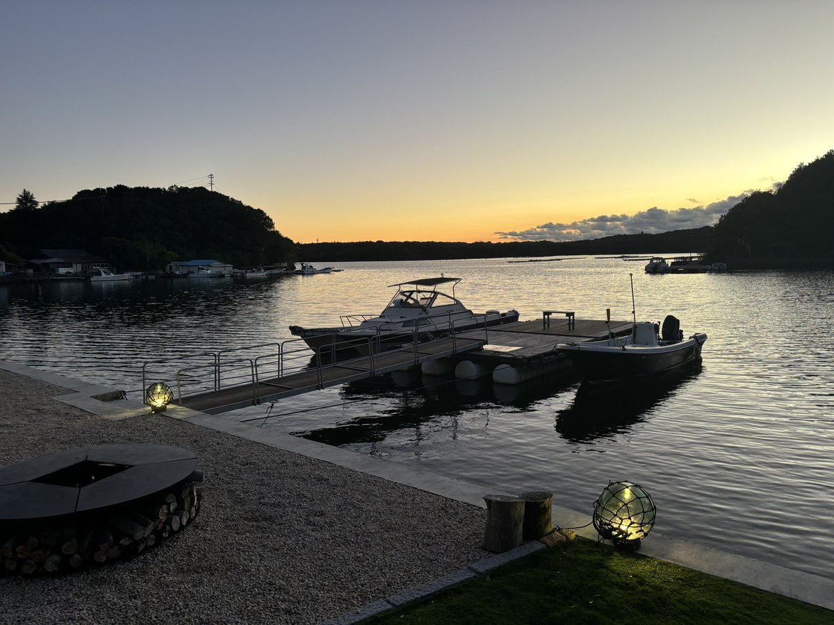 UMILABO_INC's tweet photo. The sunset from a hidden spot in Ago Bay offers a brief but breathtaking moment. In just a few minutes, the winter sky’s beauty draws you in, leaving you feeling calm and refreshed. Escape from the everyday and experience this unforgettable scene for yourself. https://t.co/JCD1YRwMl7