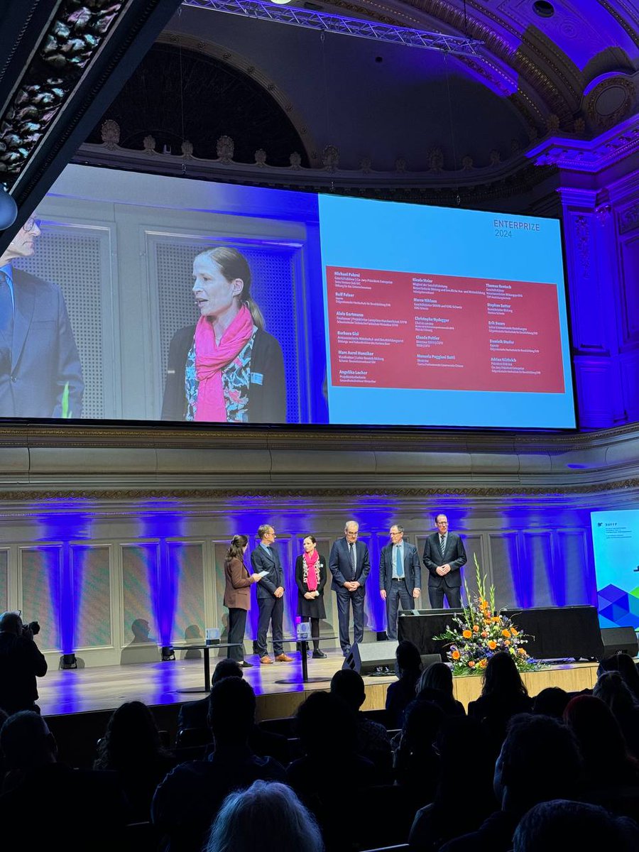 DefrWbf's tweet photo. Ce jour, la Haute รฉcole de formation professionnelle HEFP a prรฉsentรฉ son rapport de tendance et abordรฉ diverses solutions ร Berne. ร cette occasion, Guy Parmelin a remis le prix ยซ Enterprize ยป 2024 rรฉcompensant des projets innovants dans la formation professionnelle. https://t.co/CifU7K0tyz