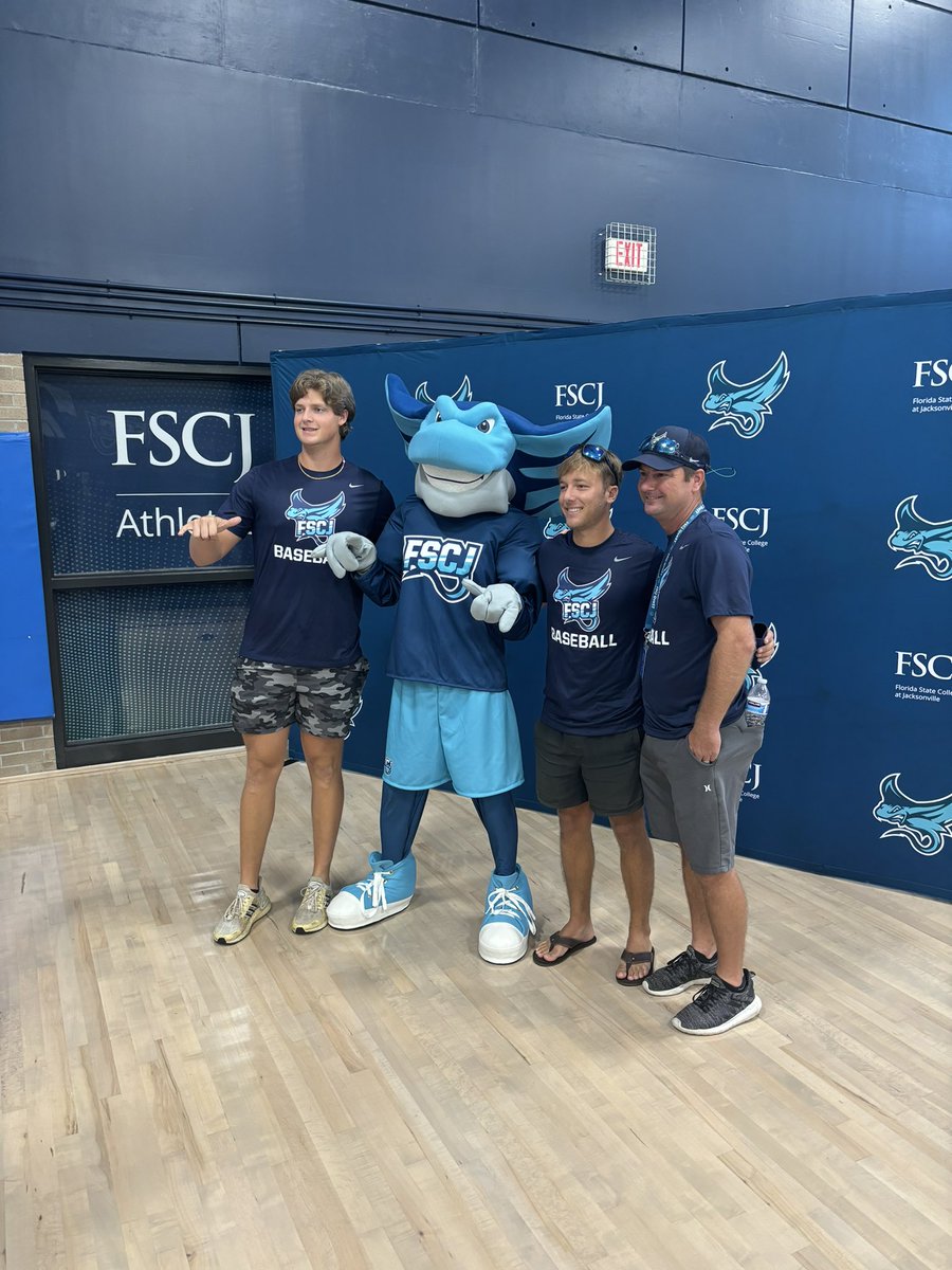 FSCJBaseball's tweet photo. Welcoming our new mascot to FSCJ on #NationalMantaRayDay !! @FSCJ_Official @fscjmantarays https://t.co/1DmBTYQljW