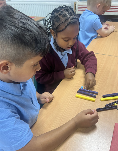 StStephens_Bury's tweet image. Our Year 2 children have been hard at work using Base 10 materials to flexibly partition numbers all the way up to 100! Amazing to see their growing confidence with place value and number sense! #Year2Learning #PlaceValuePower