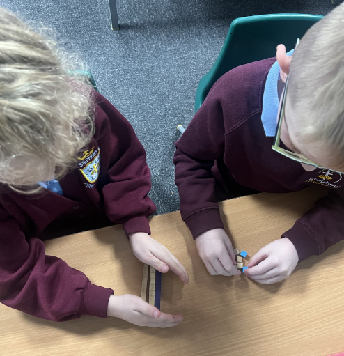 StStephens_Bury's tweet image. Our Year 2 children have been hard at work using Base 10 materials to flexibly partition numbers all the way up to 100! Amazing to see their growing confidence with place value and number sense! #Year2Learning #PlaceValuePower