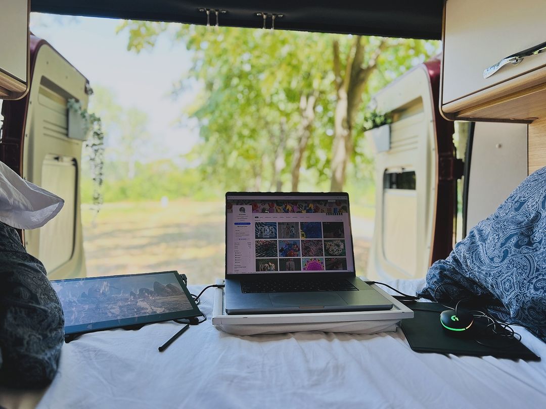 wacom's tweet photo. Take your workation to the next level with Wacom Movink! 🌍✍🏻

Whether you're creating from a cozy cabin or a beachside café, Movink is the portable tool for your on-the-go creativity. 🙌🏻

#Workation #WacomMovink #CreativesOnTheGo https://t.co/Lx74uj20eY