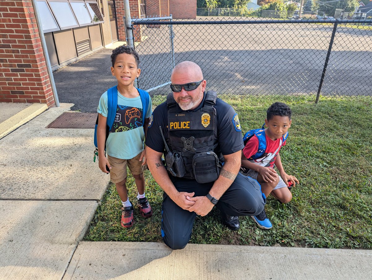 Officer Friendly stopped by to say Good Morning to our Yardville Heights Families 🌞 <a href="/WeAreHTSD/">WeAreHTSD</a> <a href="/HamiltonTwpPD/">HamiltonTwpPD</a> #community