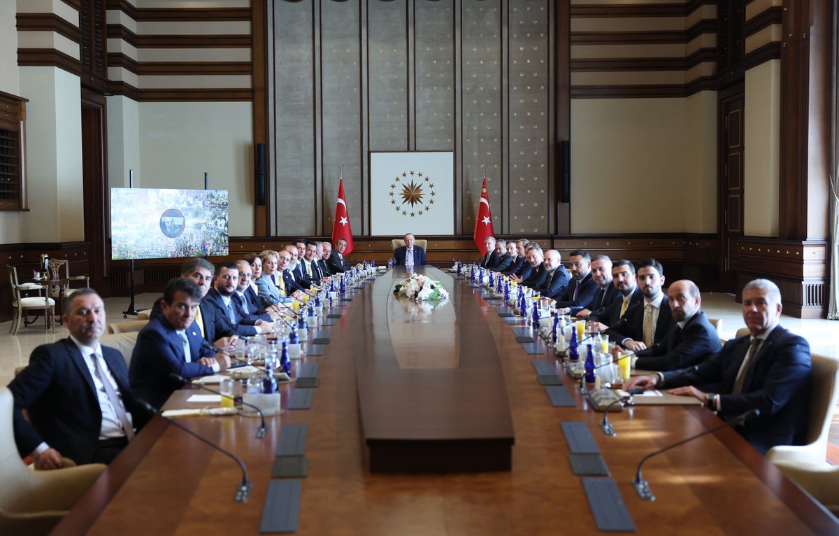 RTErdogan's tweet photo. Milyonlarca taraftarıyla, yetiştirdiği sporcularıyla, kazandığı başarılarla Türk sporunun iftihar vesilelerinden biri olan Fenerbahçe Spor Kulübü’nün Başkanı Sayın Ali Koç ve yönetim kurulu üyelerini Cumhurbaşkanlığı Külliyemizde ağırlamaktan memnuniyet duydum. 

“Mazisinde bir tarih yatan,” bugün de kendisine gönül verenlerin gururu olmayı sürdüren Fenerbahçe’ye, başta UEFA Avrupa Ligi olmak üzere çıkacağı müsabakalarda başarılar diliyor, tüm Fenerbahçe taraftarlarına selamlarımı iletiyorum.