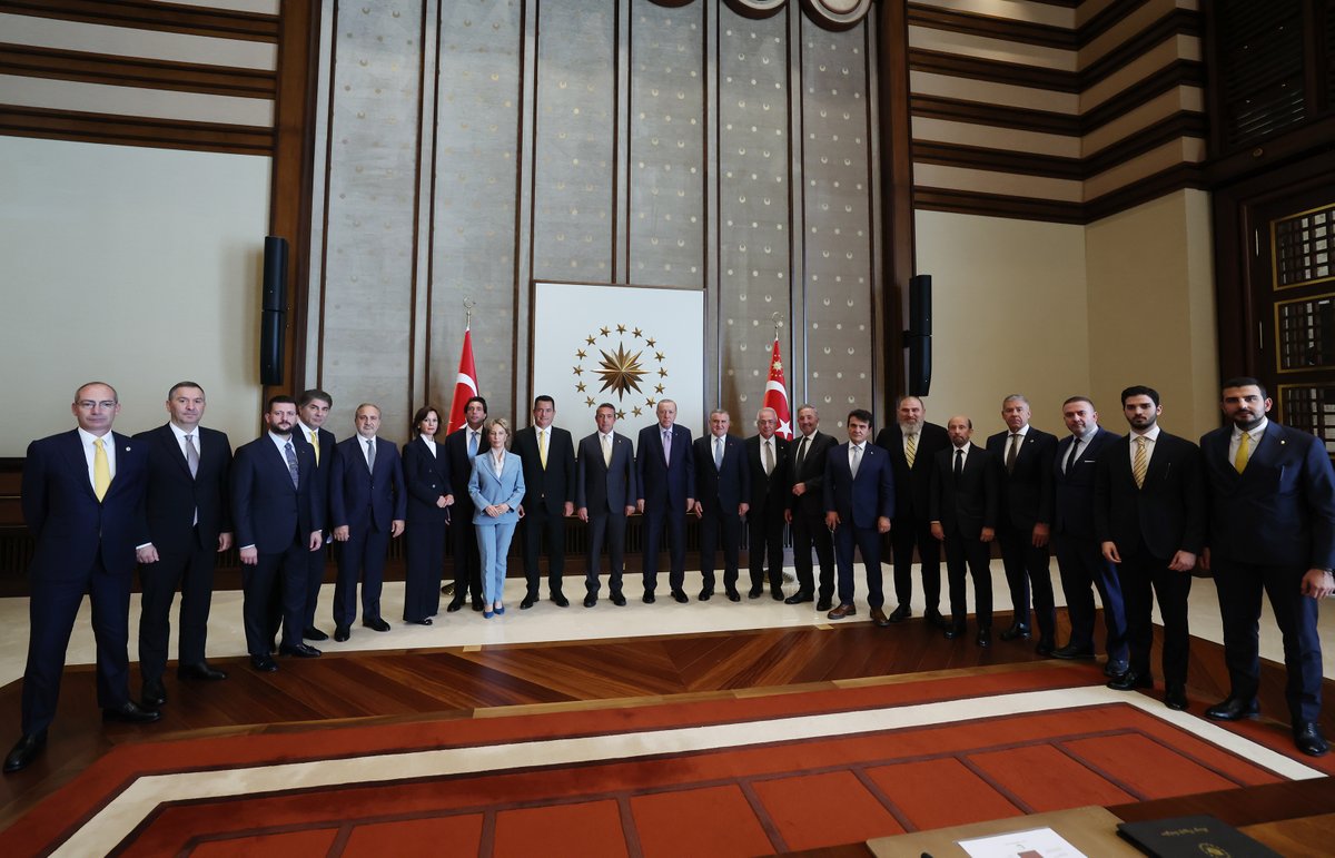 Milyonlarca taraftarıyla, yetiştirdiği sporcularıyla, kazandığı başarılarla Türk sporunun iftihar vesilelerinden biri olan Fenerbahçe Spor Kulübü’nün Başkanı Sayın Ali Koç ve yönetim kurulu üyelerini Cumhurbaşkanlığı Külliyemizde ağırlamaktan memnuniyet duydum. 

“Mazisinde bir