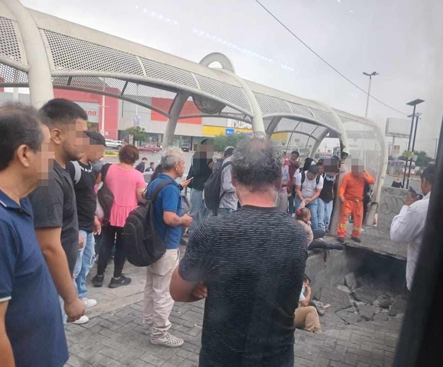 mexnewz's tweet photo. Reportan derrumbe en Solidaridad, donde esperaban unidad urbana del Metro
Al menos una mujer y un hombre , resultaron con lesiones tras caer , cuando esperaban el camión de Transmetro al poniente de #Monterrey. De @yadithvaldez https://t.co/IPK7UAz7gS
