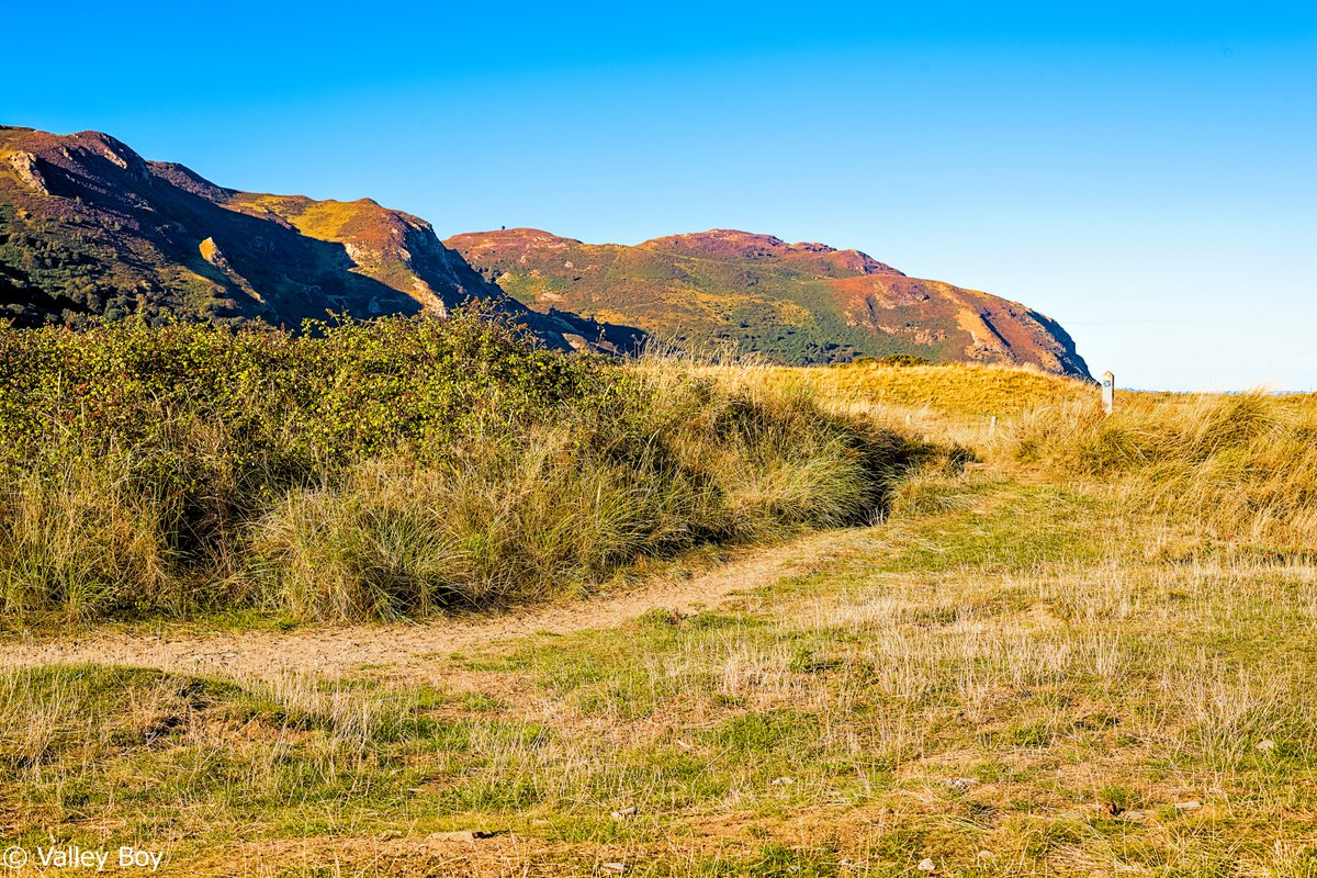 BJRoberts's tweet photo. This morning's beautifully sunny Conwy Mountain and Pen-y-Clip view, from the Conwy Estuary's naturally verdant Conwy Morfa. @Ruth_ITV @NWalesSocial @northwaleslive @OurWelshLife @northwalescom @AllThingsCymru #Conwy #Morfa #Mountain #PenyClip #Glorious #Sunny #September #Wales https://t.co/Fjtcdct46W