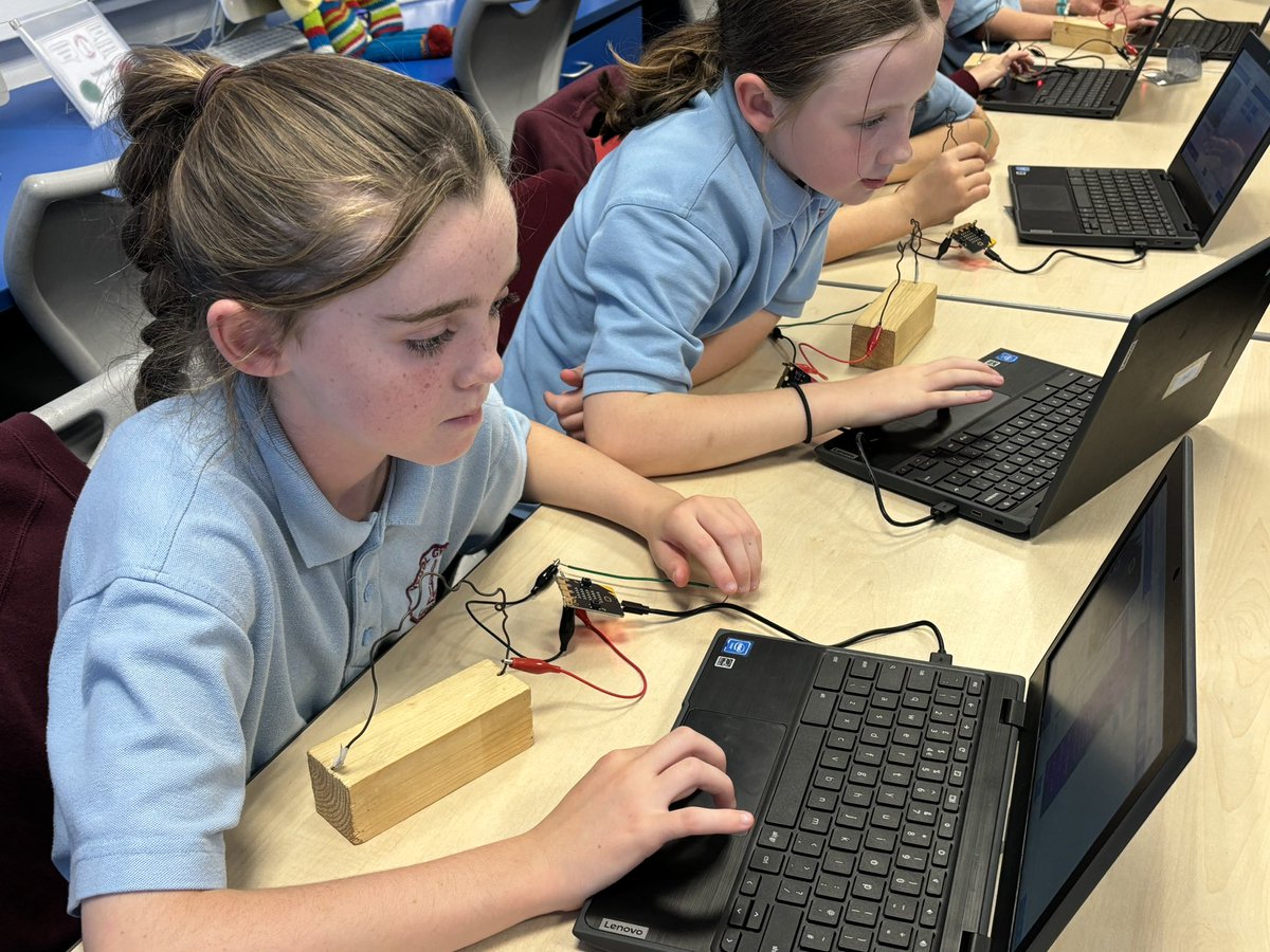 Gêm Buzz wedi ei greu yn defnyddio micro:bit! Anhygoel blantos! Diolch Alex <a href="/Technocamps_BU/">Technocamps Bangor</a>! 💪🏻👌🏻