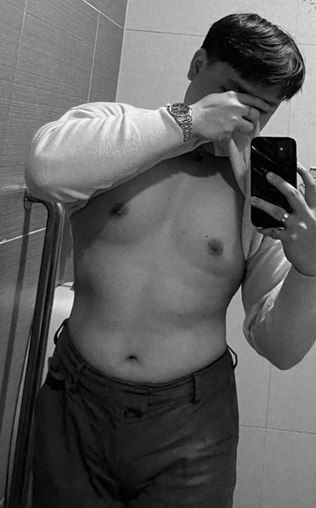 JeeeyWlm's tweet photo. When body dysmorphia took a day off 🙂‍↕️ https://t.co/D9xUJVLlAu