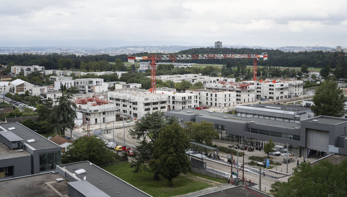 BouyguesBat_SE's tweet photo. [#Evénement] Bâtir pour loger ! Visite officielle du chantier des résidences étudiantes Porte des Alpes à Bron (69) un an avant l'arrivée des étudiants ! A cette occasion, l’ensemble des parties prenantes ont symboliquement réalisé les 1ères plantations du projet. 📸M. Brochier https://t.co/4YAo5TNqUp