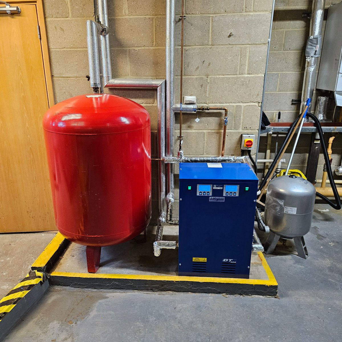 Flowmechltd's tweet image. Another happy customer after the replacement of a twin system pressurisation unit with one our digital DT226 units.
This photo shows how much pride our engineers take in their work, leaving the area spotless after the install 
#teamworkmakesthedreamwork