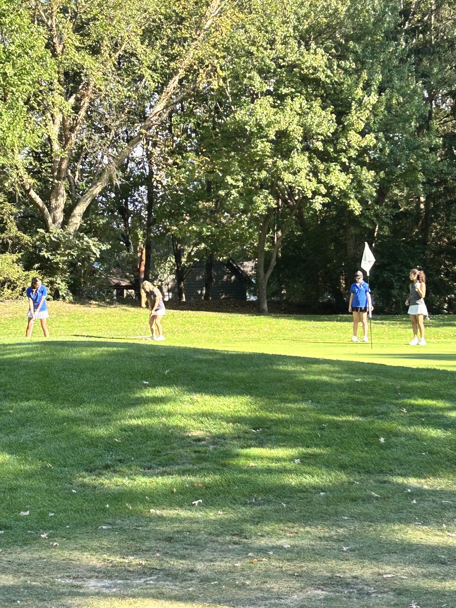 OFgirlsgolf's tweet image. JV lost to Brunswick Monday evening 193-175 at North Olmsted GC. The team was led by Barb Suarez (46), Livia Golden (47), Abbey Riley (50) and Sofi Candow (50). Also, shout out to freshman Lena Kosunick for shooting a PR of 42 in her practice round! Great effort ladies!!