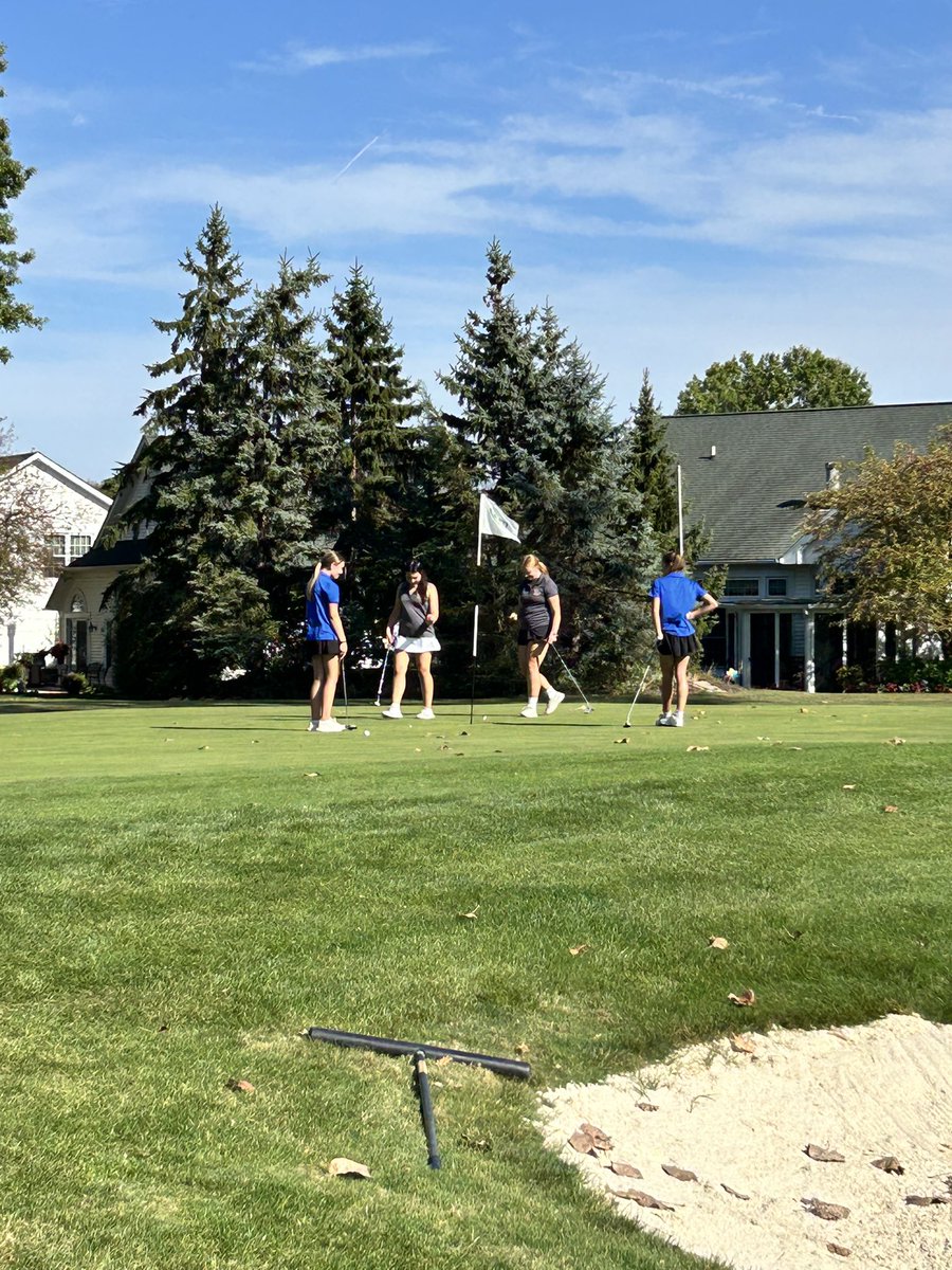 OFgirlsgolf's tweet image. JV lost to Brunswick Monday evening 193-175 at North Olmsted GC. The team was led by Barb Suarez (46), Livia Golden (47), Abbey Riley (50) and Sofi Candow (50). Also, shout out to freshman Lena Kosunick for shooting a PR of 42 in her practice round! Great effort ladies!!