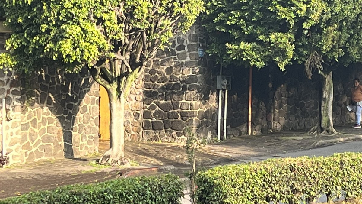 EXPULSA “DON POLLO” A LA CALLE AGUAS NEGRAS / Comercios, restaurantes y ciudadanos, denunciaron la expulsión de agua pestilente del restaurante “Don Pollo” de avenida Emiliano Zapata de #Cuernavaca. Según denuncia llegada a redes sociales, la negociación lanza a la cale agua