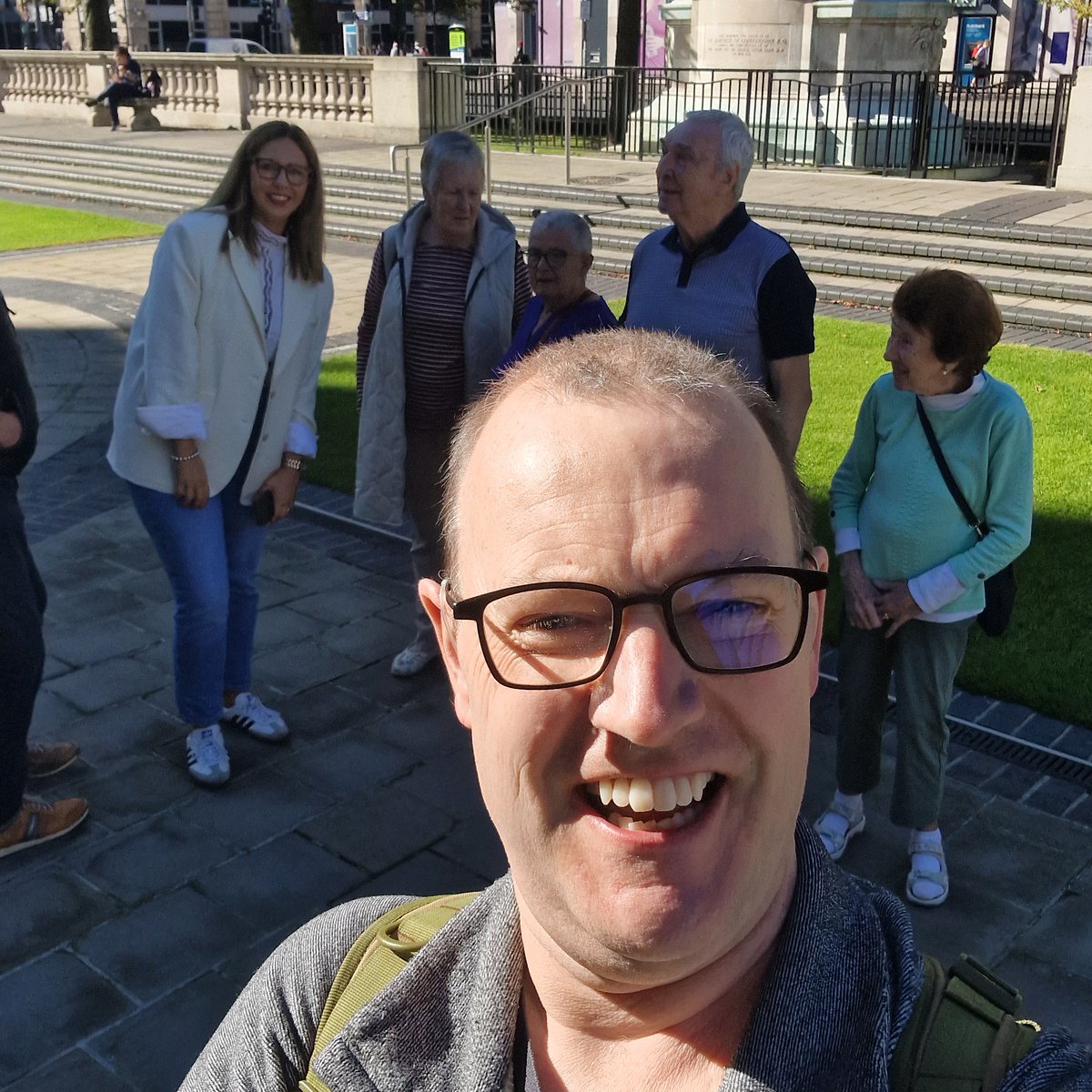 drtomstours's tweet photo. Glorious day in Belfast leading a Troubles tour of West Belfast with people from Antrim and Ballycastle. https://t.co/2Y1pp7rvrH