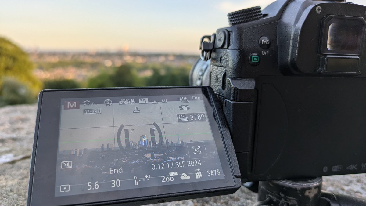 zacdenman's tweet photo. Time Lapsing some of London last night 📸 When you observe this skyline over time, you will see how the light travels and hits various buildings, illuminating, lighting them up at different times of the year.. This is by no accident ✨💥📈#timelapse #timelapsing #londonskyline https://t.co/LFMqtFDJJf