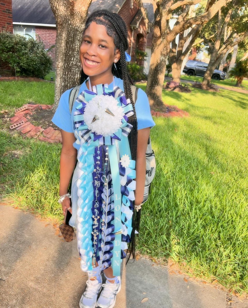 _prettiADRiA's tweet image. homecoming game day!
my cheer captain 🩵💙
last middle school homecoming 🥹