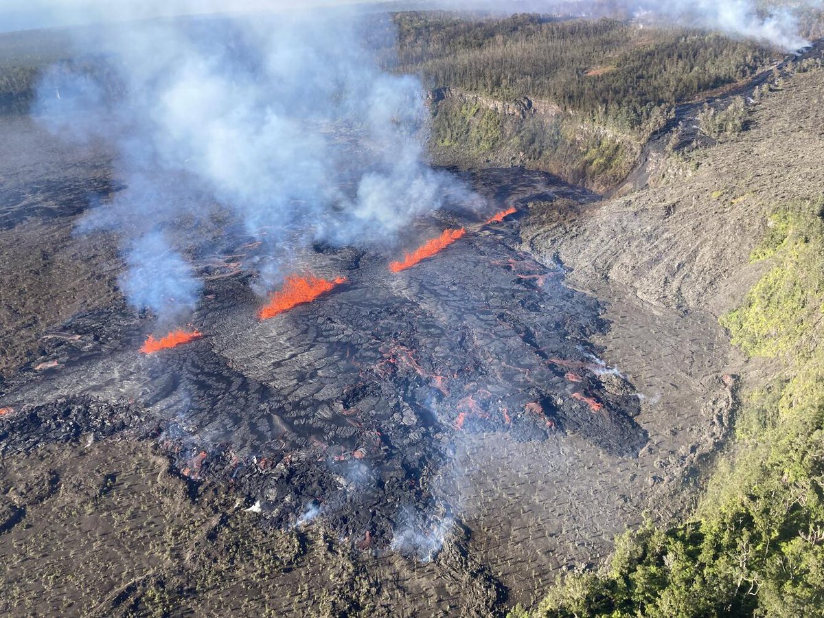 #Kilauea volcano's middle East Rift Zone eruption resumed late on Sep 16, 2024, and continues this morning within a remote area of Hawaiʻi Volcanoes National Park. During the AM overflight, #HVO geologists observed fountaining &amp; active lava flows on the floor of Nāpau Crater.