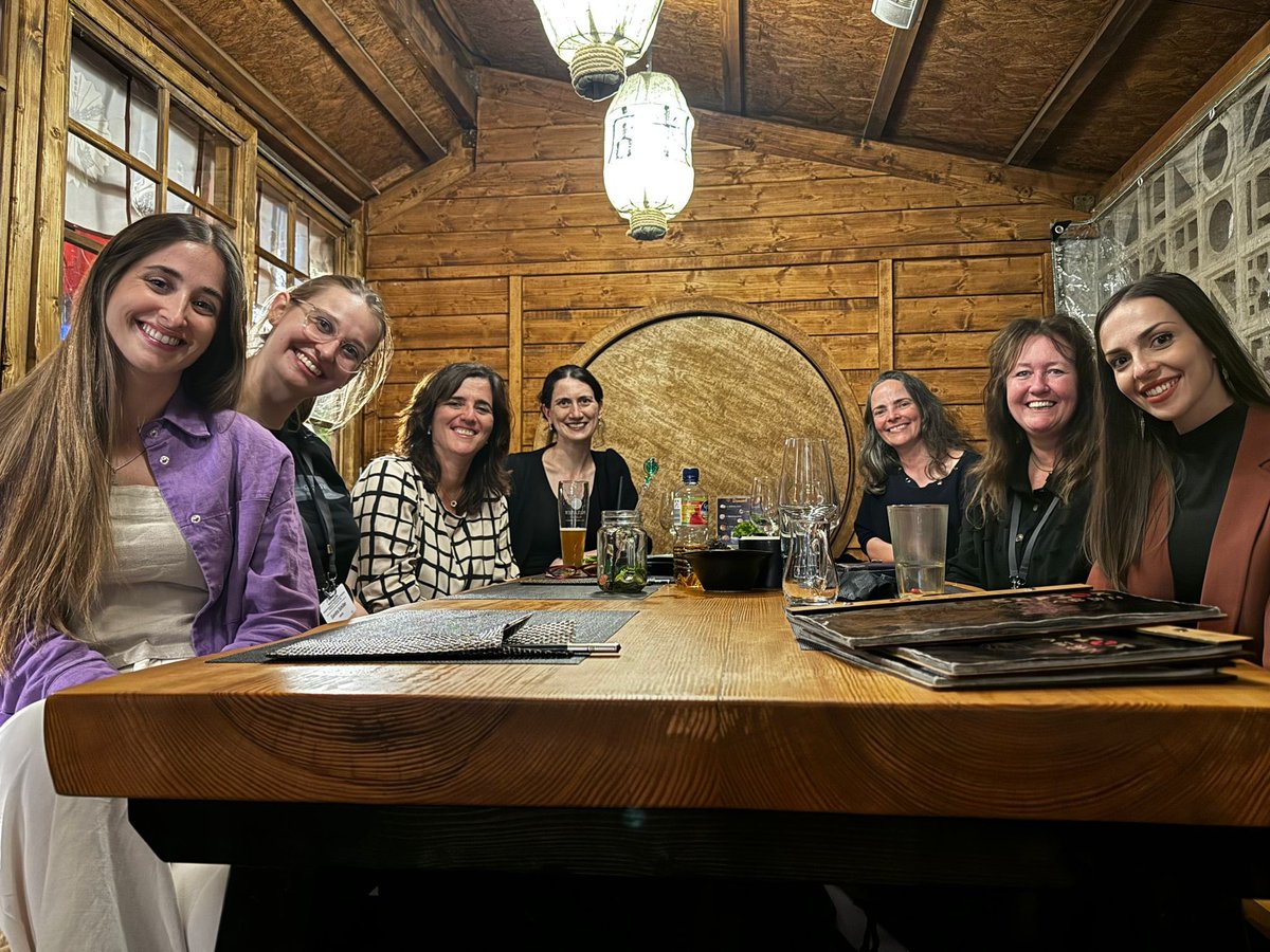 Women in science 🔬🌱  
Incredible opportunity to share knowledge and experience with these powerful women <a href="/Ana_CanoDelgado/">Ana I. Caño-Delgado</a> 
@ViolaWillemsen <a href="/Dixon_LE/">Laura Dixon</a> <a href="/tweeticum/">Tweeticum_aestivum</a> <a href="/sandraschuelero/">Sandra</a>