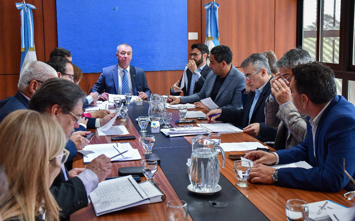 📝| Labor Parlamentaria
Autoridades de la Legislatura Provincial mantuvieron reunión para conformar el Orden del Día para la Novena Sesión Ordinaria.

Más información: bit.ly/3Xur3pV

#LaCasaDeTodos #Sesion #Legislacion #Diputados