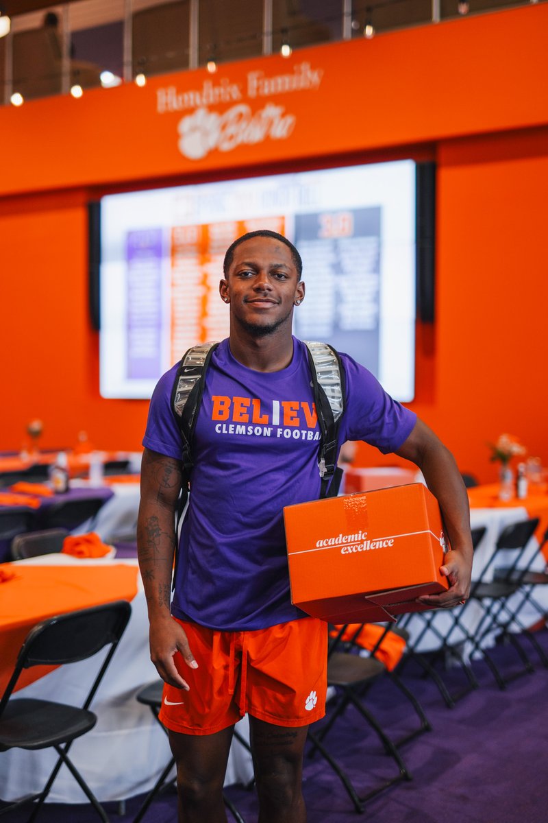 ClemsonFB's tweet image. Celebrating Academic Excellence!

Proud of our 100 Tigers who earned a 3.0 GPA or higher in the spring and summer semesters. 🐅📈