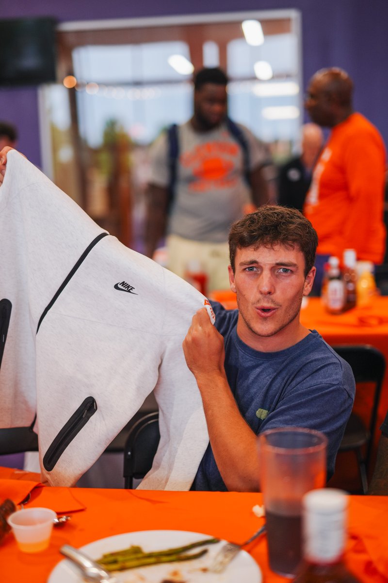 ClemsonFB's tweet image. Celebrating Academic Excellence!

Proud of our 100 Tigers who earned a 3.0 GPA or higher in the spring and summer semesters. 🐅📈