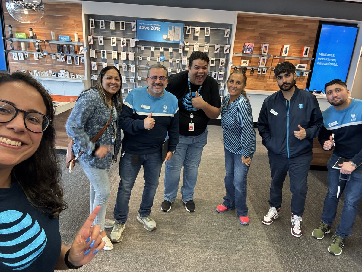 FLEXecution out and about, visiting our Davie Store! It was great seeing our Connectivity Experts before iPhone Launch weekend 🤩 #OneFLA #LifeAtATT #FLEXecution #ItsAFloridaThing 😎🌴