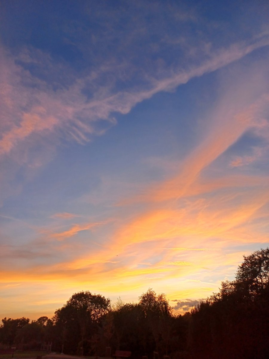 Missed the sunset this evening so here's a few more from last night's spectacular glow! Hope it's been a good one 😁☀️😎