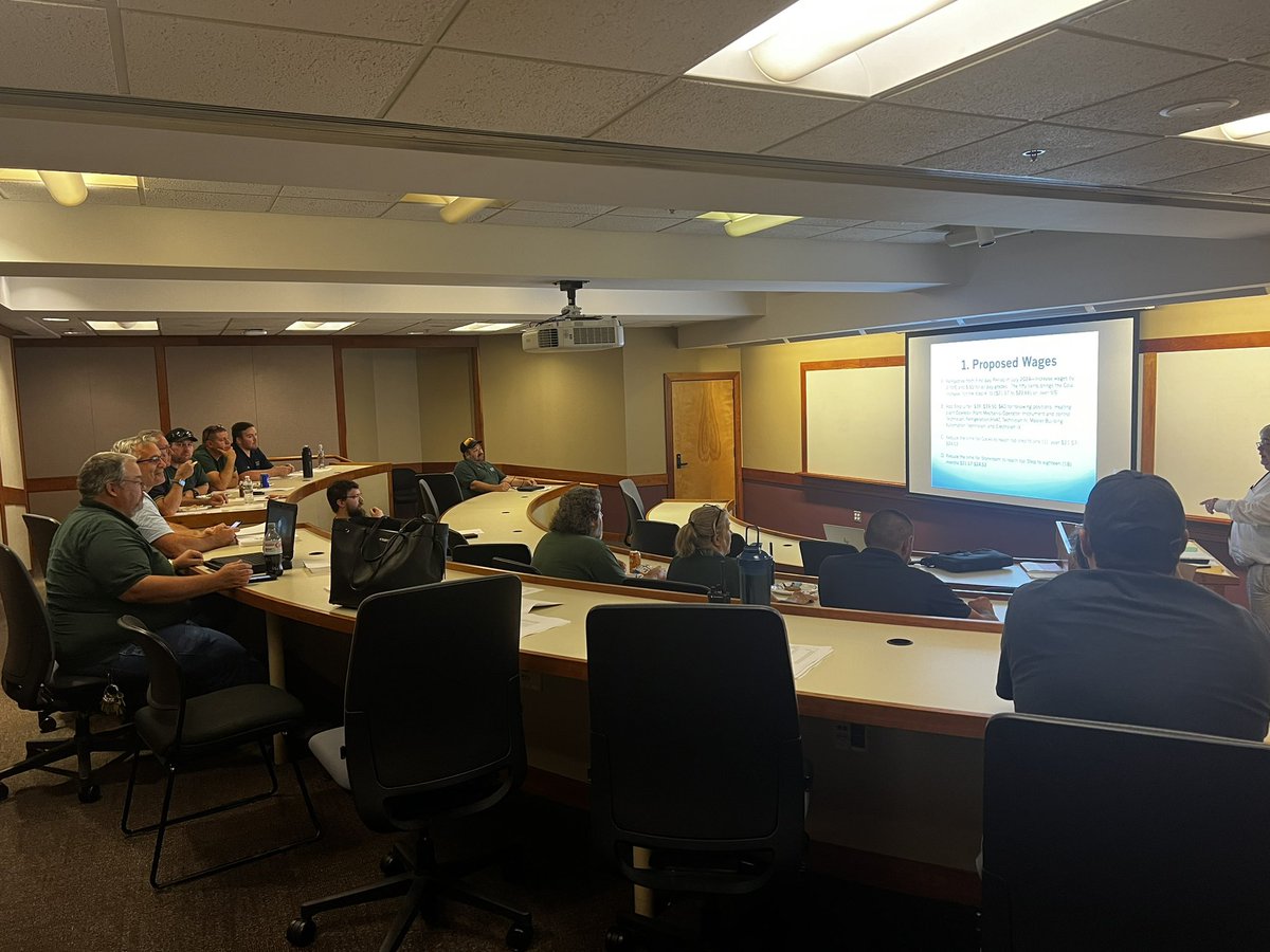 Members are joining at union hall to hear from negotiations team members about the newest #TentativeAgreement 

If you haven’t already, swing by, grab some pizza and VOTE YES! #1union