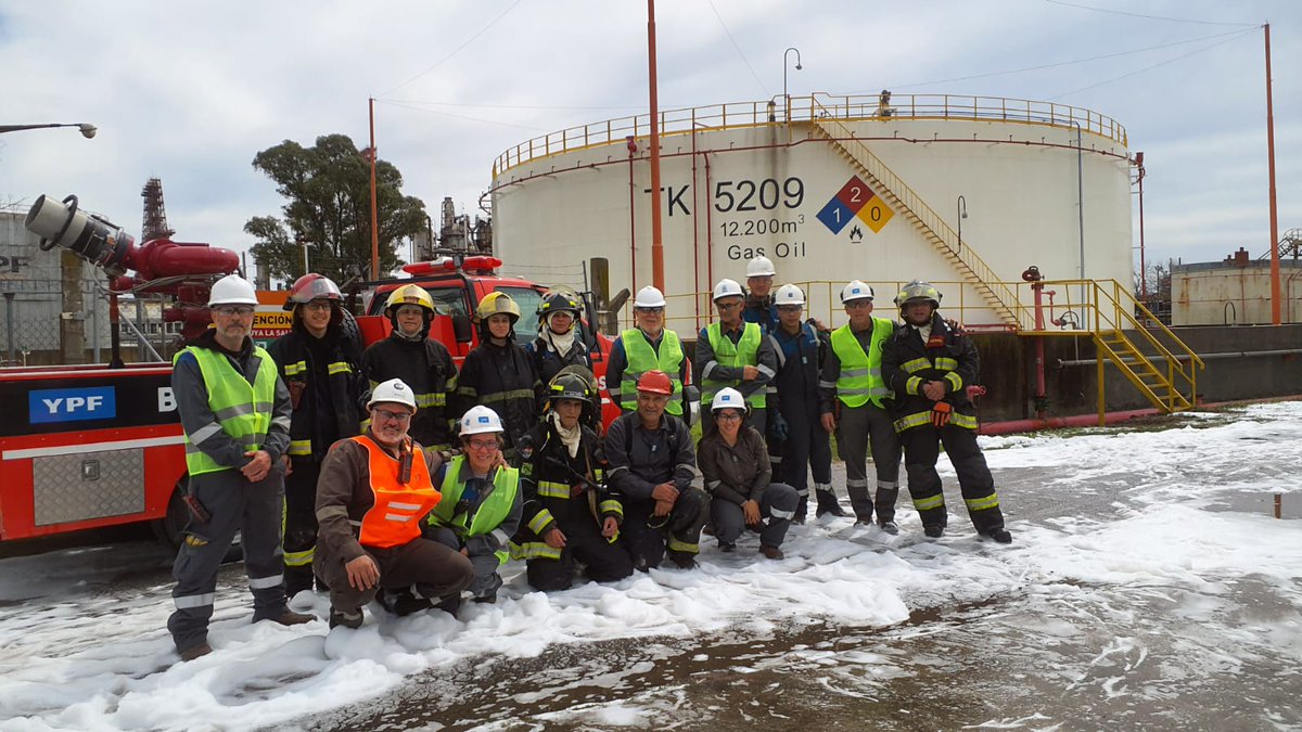 YPFLaPlata's tweet image. En el marco del Plan de Respuesta ante Emergencias, esta mañana se realizó un simulacro de derrame seguido de incendio en Terminal de despacho Berisso. Participaron la guardia de emergencias y servicio médico del Complejo, Bomberos Voluntarios de Berisso y Defensa Civil.