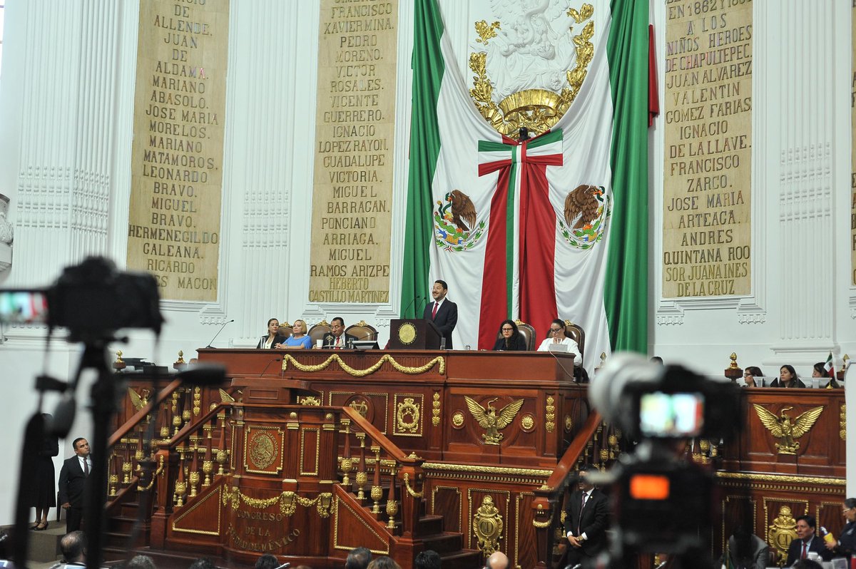 juanrubiog's tweet photo. En Sesión Solemne, las y los diputados locales recibimos al Jefe de Gobierno, Dr. Martí Batres Guadarrama, durante su comparecencia por el Sexto Informe de Gobierno ante el Pleno del @CongresoCDMX.

En este gobierno nuestra ciudad se ha transformado en beneficio de todas y todos sus habitantes, garantizando siempre los derechos, el bienestar y las libertades. También hemos sido testigos de los significativos avances en áreas como educación, cultura, seguridad, medio ambiente, movilidad, trabajo y vivienda, destacando siempre un profundo compromiso con la agenda social.

¡Felicidades, estimado @martibatres, por estos logros que consolidan a la CDMX como una ciudad innovadora, de derechos y con un verdadero acento social!

#MartíBatres6toInforme
#SigamosHaciendoHistoria
