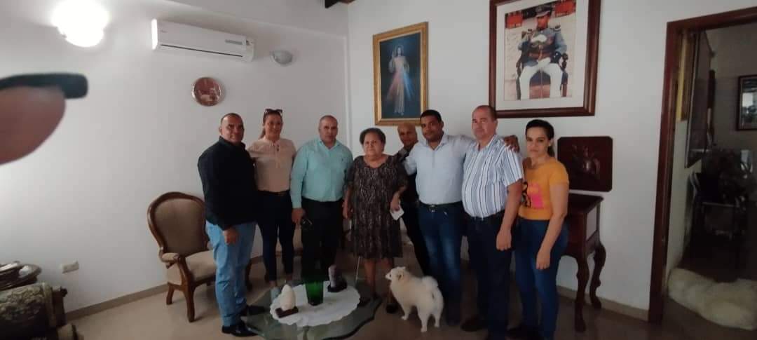 cubacooperaven's tweet photo. Es recibido el Doctor Yusleivy Martinez jefe de la MMCVEN en la casa de  Doña Elena,la madre del mejor amigo que haya tenido el pueblo cubano y vimos a través de sus ojos perdidos en el tiempo el pasado y el futuroguerrera incansable la madre de nuestro Comandante Hugo Chávez. https://t.co/p3NzshuV2s