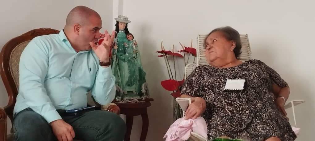 Es recibido el Doctor Yusleivy Martinez jefe de la MMCVEN en la casa de  Doña Elena,la madre del mejor amigo que haya tenido el pueblo cubano y vimos a través de sus ojos perdidos en el tiempo el pasado y el futuroguerrera incansable la madre de nuestro Comandante Hugo Chávez.