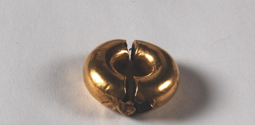 Daniel Kirkpatrick (@nipilgrim) on Twitter photo Late Bronze Age gold plated penannular ring with copper alloy core. Found in Ireland. Produced 1150-750BC #FindsFriday Image/Description credit <a href="/britishmuseum/">British Museum</a> Late Bronze Age gold plated penannular ring with copper alloy core. Found in Ireland. Produced 1150-750BC #FindsFriday Image/Description credit <a href="/britishmuseum/">British Museum</a>