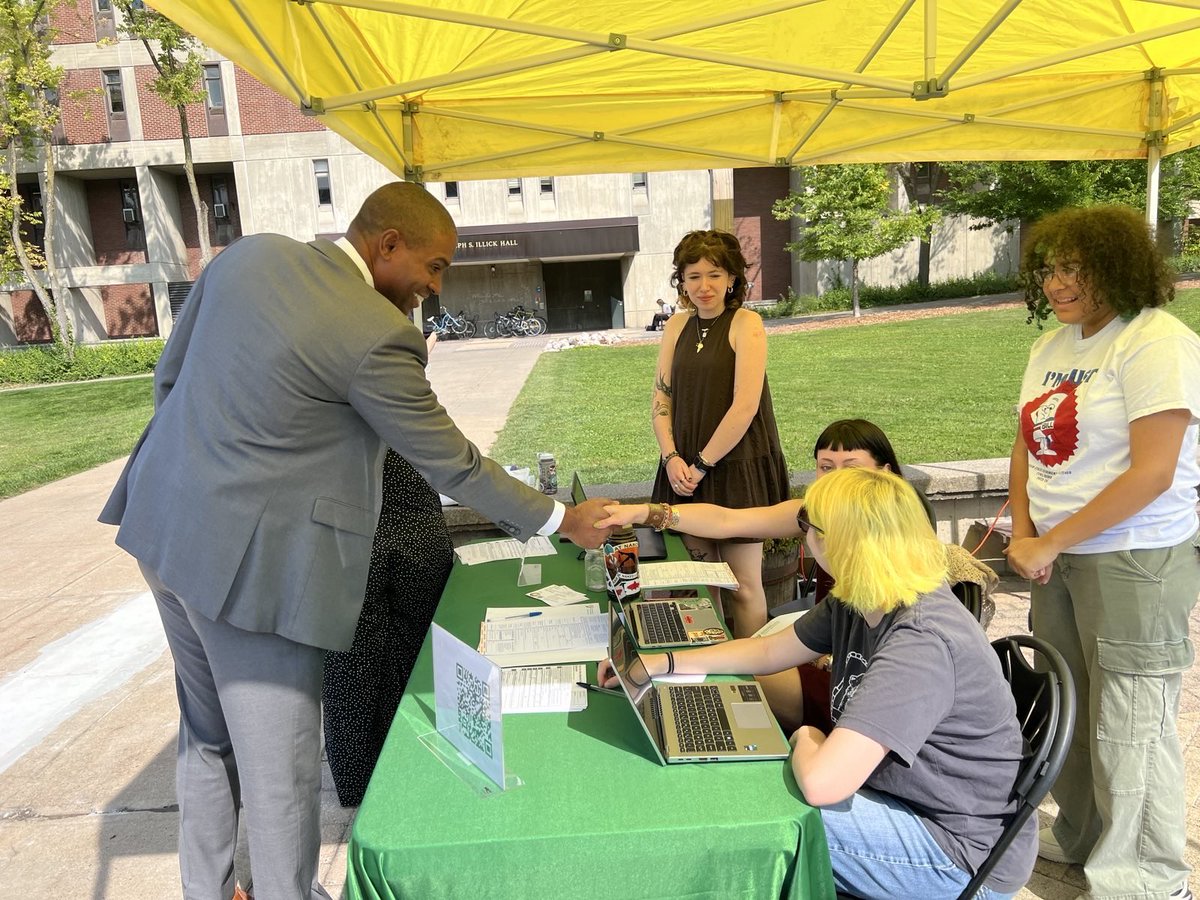 LtGovDelgado's tweet photo. Great start to national voter registration day as I joined @sunyesf student volunteers to get folks registered to vote! It is clear our young people are motivated to use their voice and make a difference in their future. https://t.co/5E38frGFEp