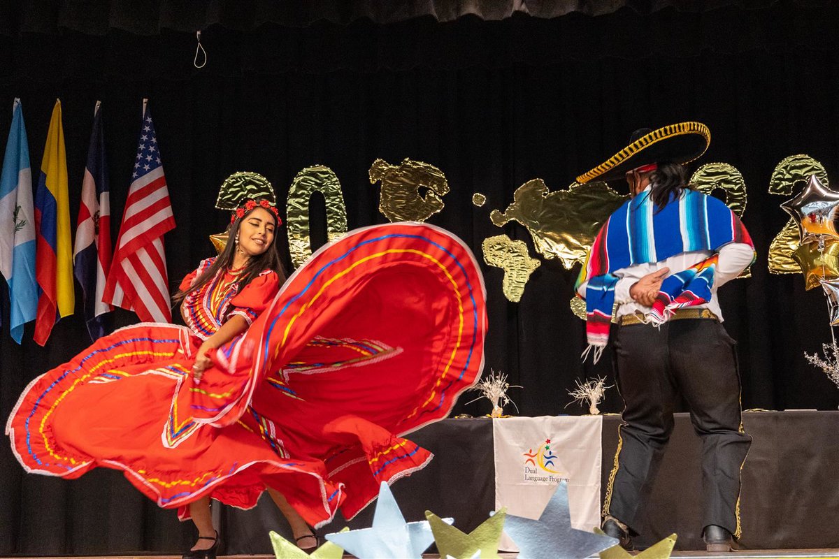 DuvalSchools's tweet image. Celebrate #HispanicHeritageMonth with our essay contest for students in grades 4-12! 📝 Submit by Sept. 25 &amp;amp; honor the contributions of Hispanic/Latinx leaders. Visit duvalschools.org/hhm for details.

#TeamDuval #EssayContest