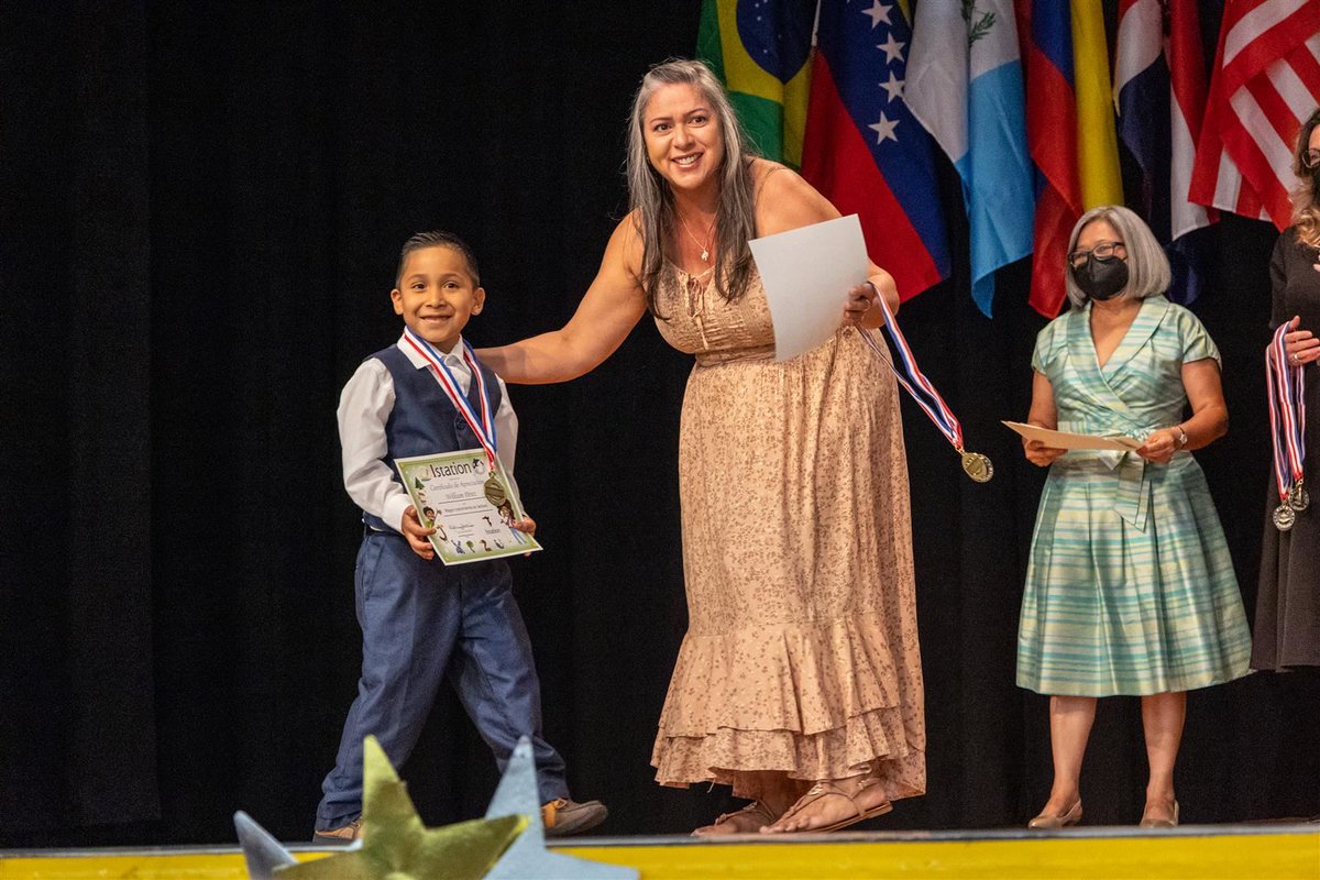 DuvalSchools's tweet image. Celebrate #HispanicHeritageMonth with our essay contest for students in grades 4-12! 📝 Submit by Sept. 25 &amp;amp; honor the contributions of Hispanic/Latinx leaders. Visit duvalschools.org/hhm for details.

#TeamDuval #EssayContest