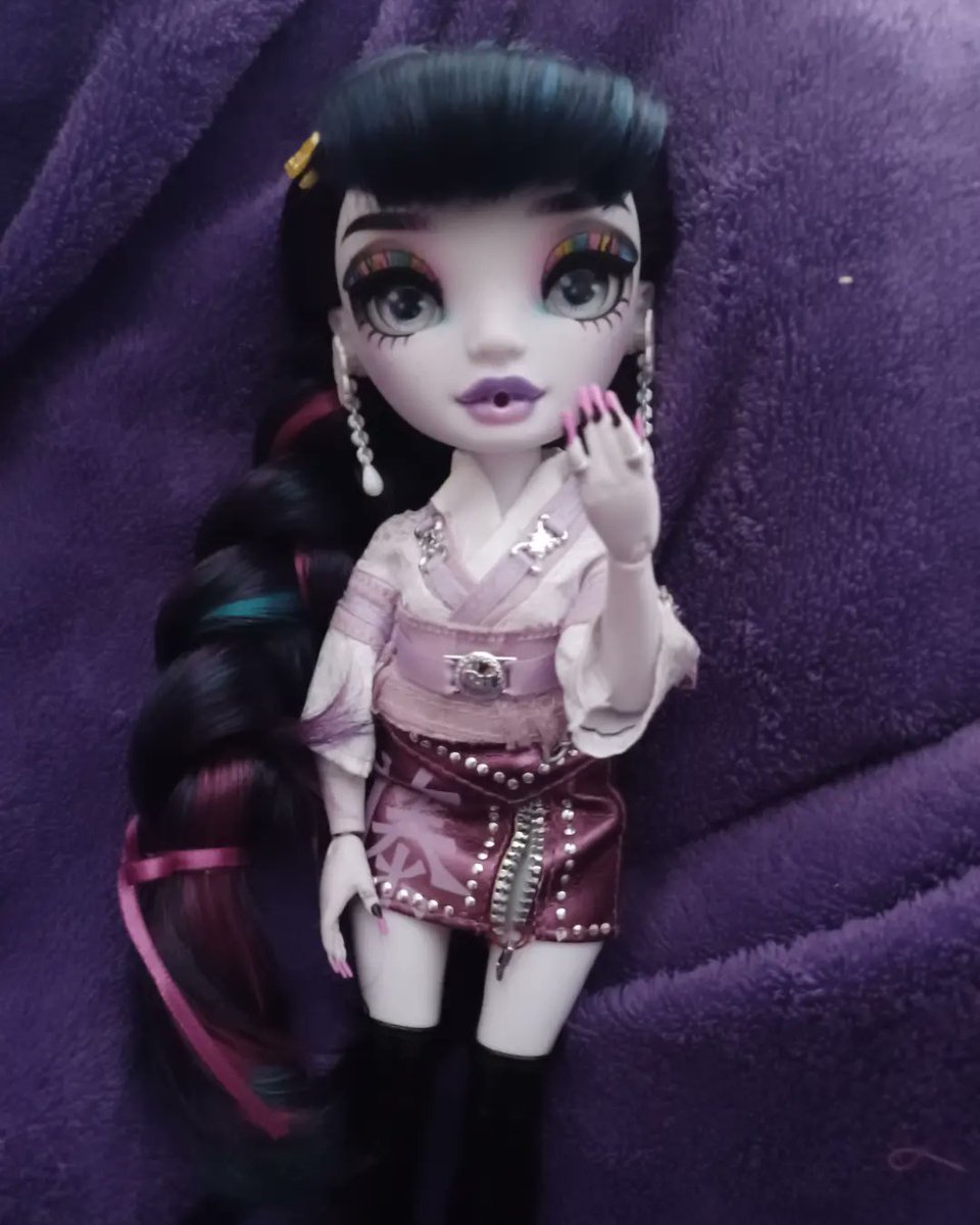 VeronicaStorm98's tweet photo. Veronica Triple got new earrings for her cosplay! Isn't she absolutely etherial?π€πβ‘οΈ
#rainbowhigh #shadowhigh #mga #dolls #shadowhighdoll #shadowhighdolls #stormtwins #veronicastorm #restyle #dollrestyle #dollphotography #genshinimpact #raidenshogun #raidenei https://t.co/Wsrvmfgj1r