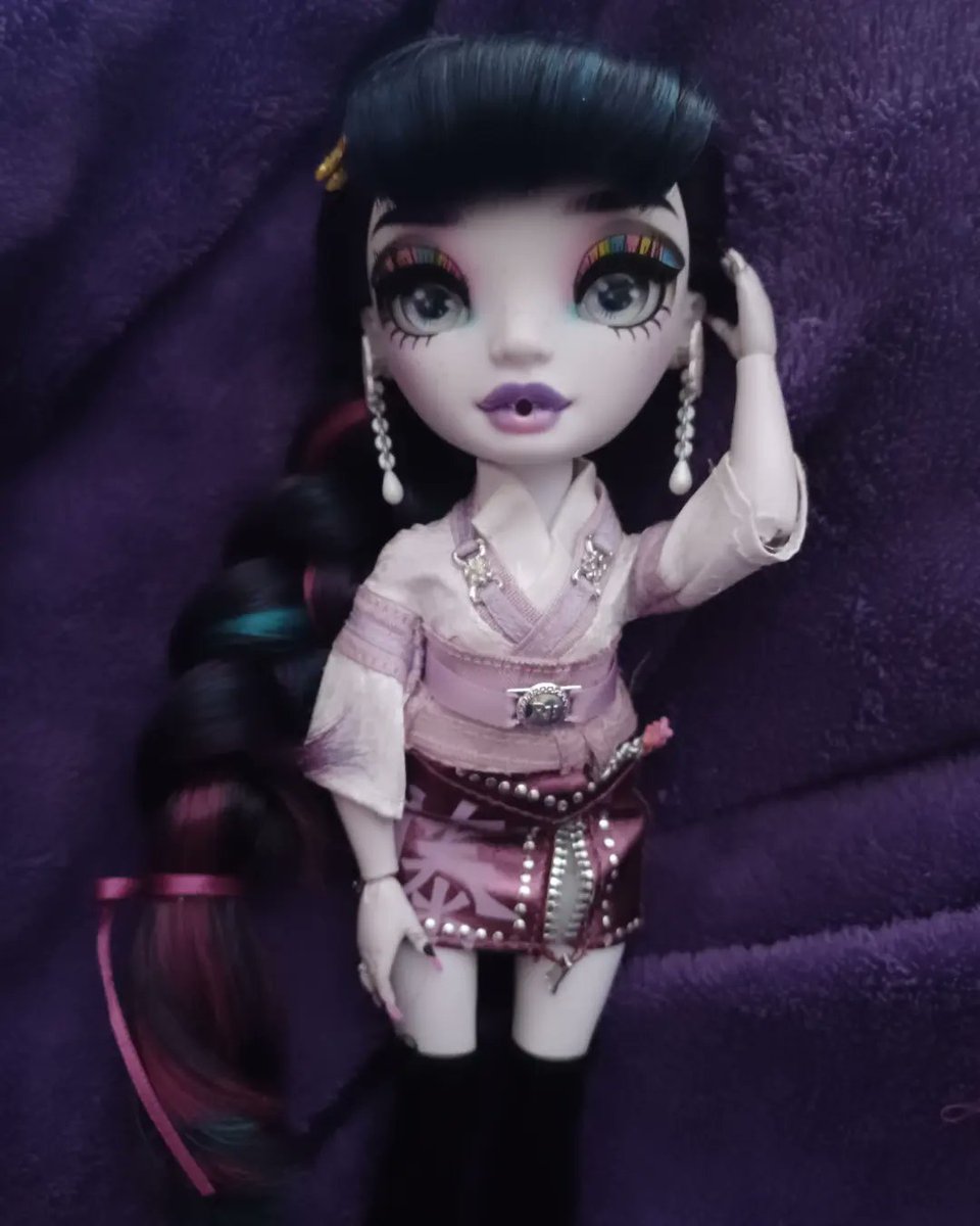 VeronicaStorm98's tweet photo. Veronica Triple got new earrings for her cosplay! Isn't she absolutely etherial?π€πβ‘οΈ
#rainbowhigh #shadowhigh #mga #dolls #shadowhighdoll #shadowhighdolls #stormtwins #veronicastorm #restyle #dollrestyle #dollphotography #genshinimpact #raidenshogun #raidenei https://t.co/Wsrvmfgj1r