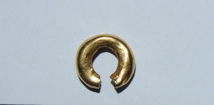 Daniel Kirkpatrick (@nipilgrim) on Twitter photo Late Bronze Age small gold penannular ring. Found in Ireland. Produced 1150-750BC #FindsFriday Image/Description credit <a href="/britishmuseum/">British Museum</a> Late Bronze Age small gold penannular ring. Found in Ireland. Produced 1150-750BC #FindsFriday Image/Description credit <a href="/britishmuseum/">British Museum</a>
