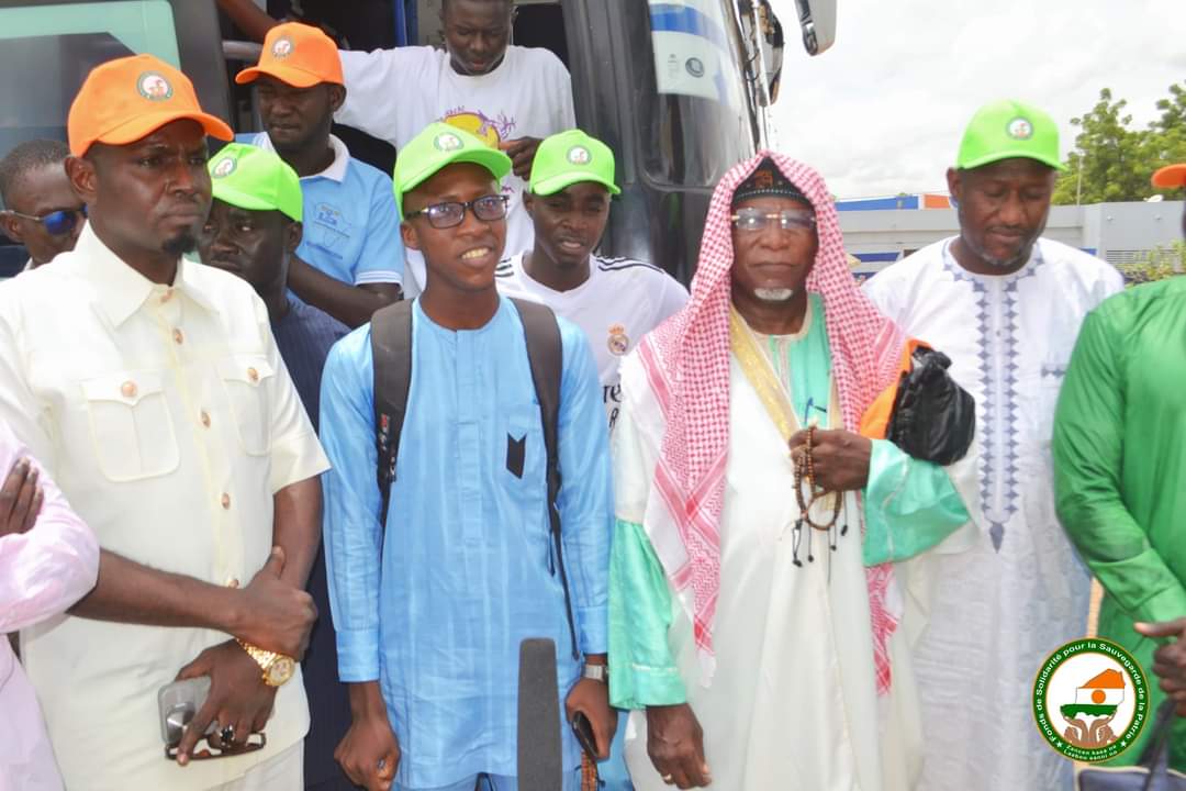 Le succès de la refondation de notre pays repose sur des citoyens refondés.C'est pourquoi le Fonds de Solidarité  FSSP poursuit entre autres, un objectif qui vise la vulgarisation et l'appropriation des valeurs soutenues comme celles de citoyenneté: civilité,civisme, solidarité.