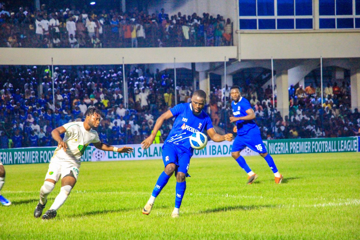 AnthonyOkachi's tweet photo. Itβs always enjoyable under the lights at adamasingba stadium ποΈ
First home game of the season but not the result we hoped for or wanted as a team ππ€
Weβll keep working hard π―πͺπΎ
#shootingstarsofibadan
#oluyolewarriors ππ€ https://t.co/9rJV2igzpv