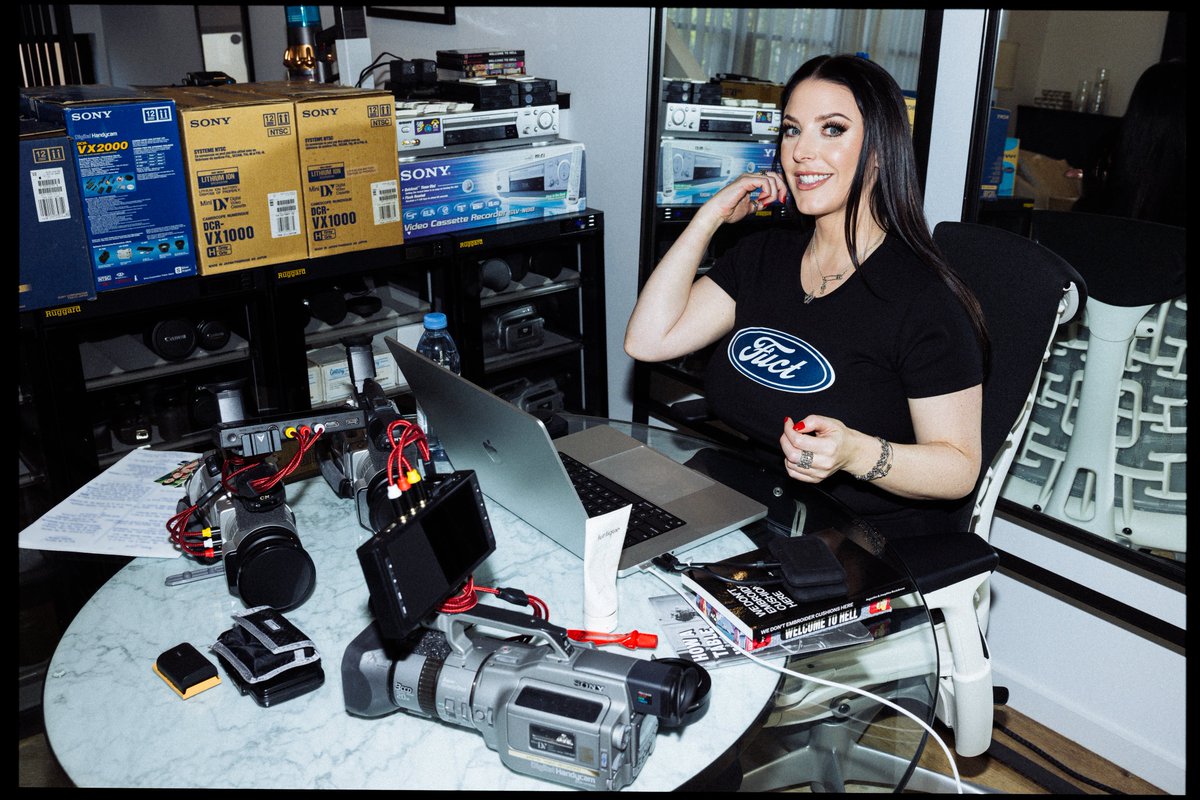 ANGELA WHITE tweet media