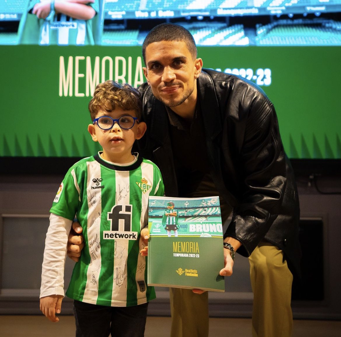 ElMagoBotas_'s tweet photo. Es un orgullo inmenso que tu club contribuya a hacer la vida un poco más fácil a la gente que verdaderamente lo necesita. El Betis, a través de su fundación, hace una labor encomiable.
Alba, Bruno, Jesús y Paola. 
Los 4 fichajes estrella del Betis en los últimos años.
Porque el Betis no es únicamente un equipo de fútbol.